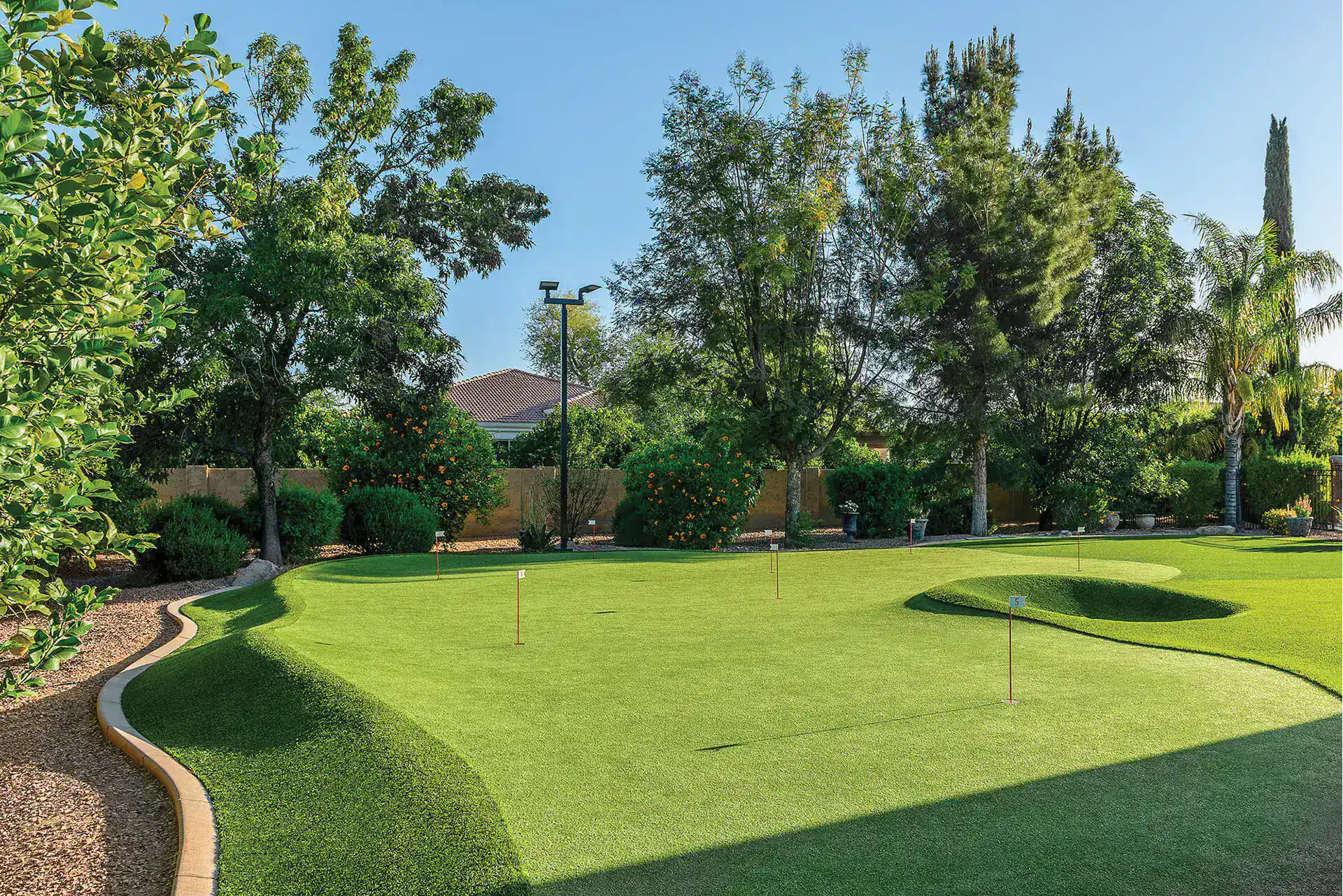 Create the Ultimate Outdoor Entertaining Space with These Artificial Turf Putting Green Ideas